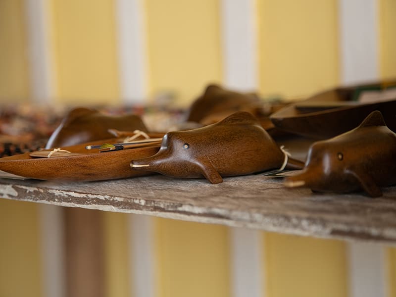 Sculptures artisanales en bois représentant des dauphins roses de l’Amazonie