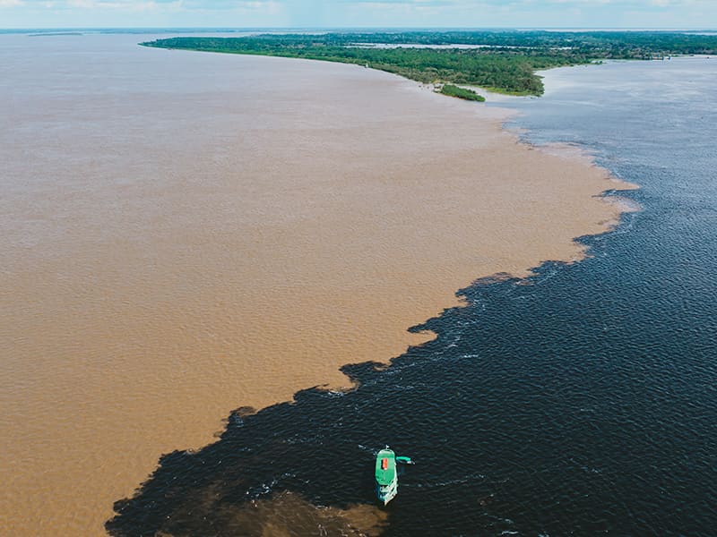 Vue aérienne du phénomène de la rencontre des eaux près de Manaus