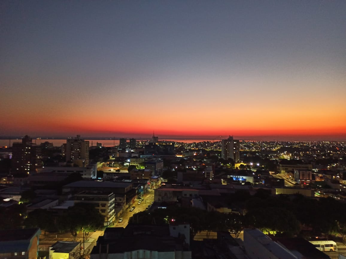 Coucher de soleil sur la ville de Manaus avec vue sur le fleuve