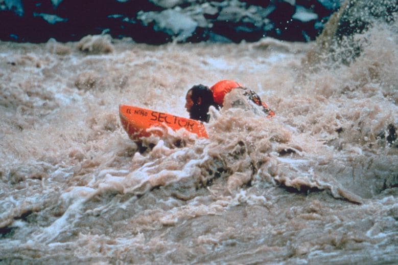 Mike horn qui nage dans l'Amazone en hydrospeed