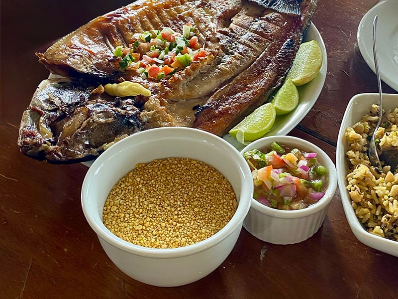 Plat traditionnel d’Amazonie avec du tambaqui grillé, farofa, riz et haricots, vinaigrette