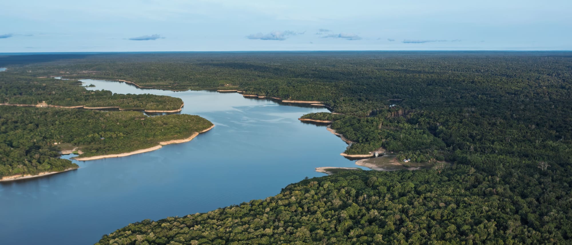 Vue aérienne d’une rivière sinueuse entourée par la forêt amazonienne