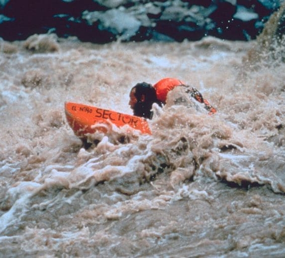 Mike Horn nageant dans les eaux de l’Amazone avec son hydrospeed