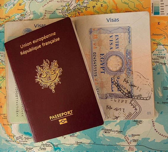 Passeport français sur une carte du monde symbolisant le voyage à l'international