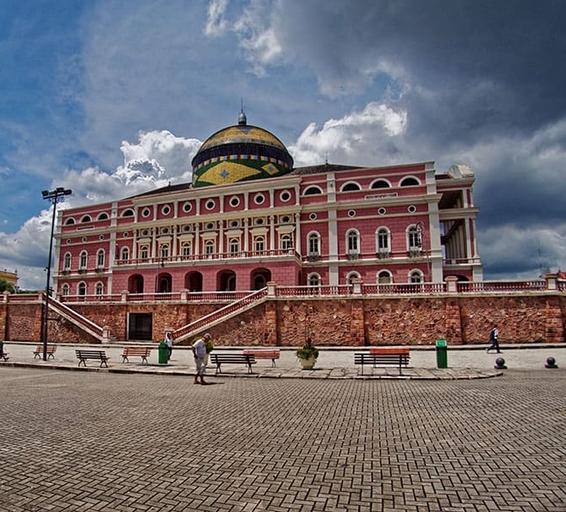 Photographie montrant la façade rose et blanche du Teatro Amazonas